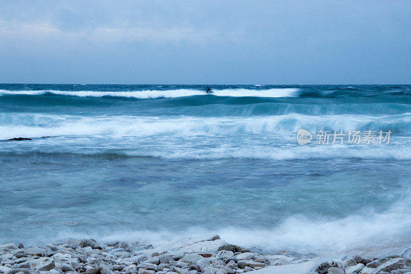 亚得里亚海中模糊的波浪