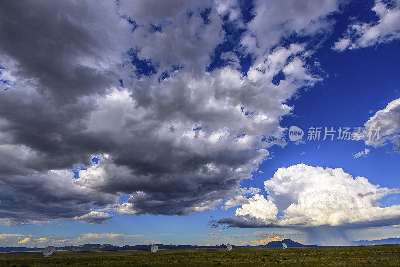 平原上掠过带雨的云