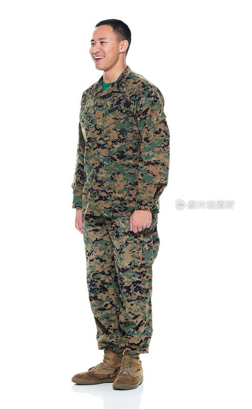 身穿制服的美国海军陆战队员肩并肩站着