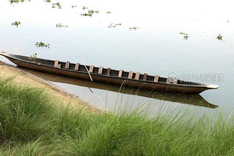 传统独木舟在Rapti河岸，奇旺，尼泊尔