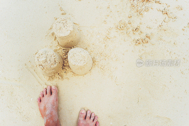 沙滩上的沙堡夏天