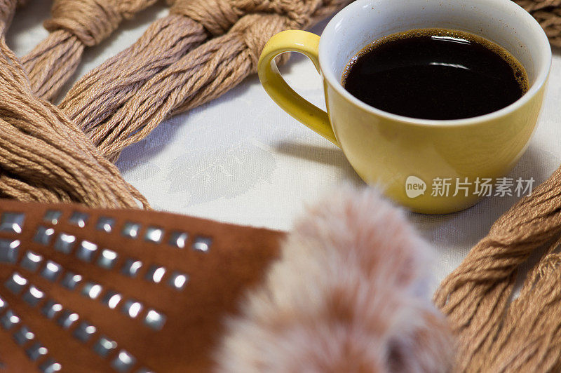 在寒冷的冬日，一杯热咖啡。暖和的围巾和手套