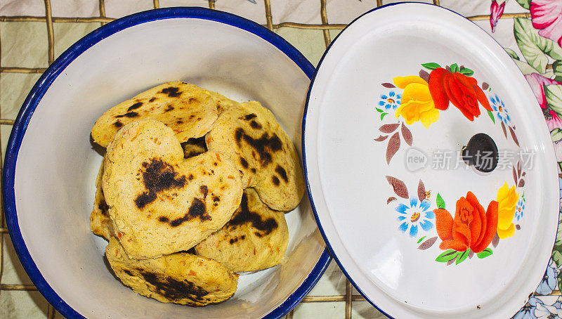 玉米面面包叫做arepa，委内瑞拉典型的心形面包