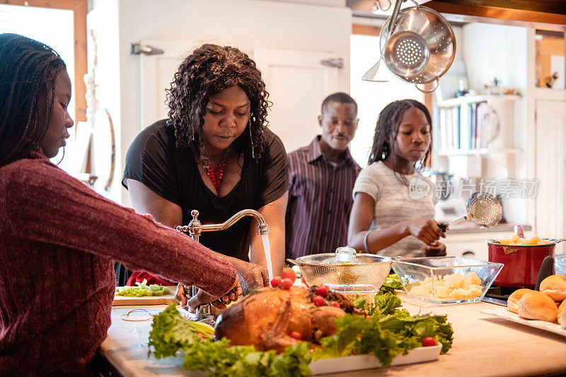 美国非洲裔家庭准备感恩节晚餐