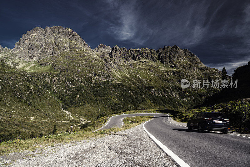 弯弯曲曲的路，弯弯曲曲的山，晴朗的天空，车水马龙