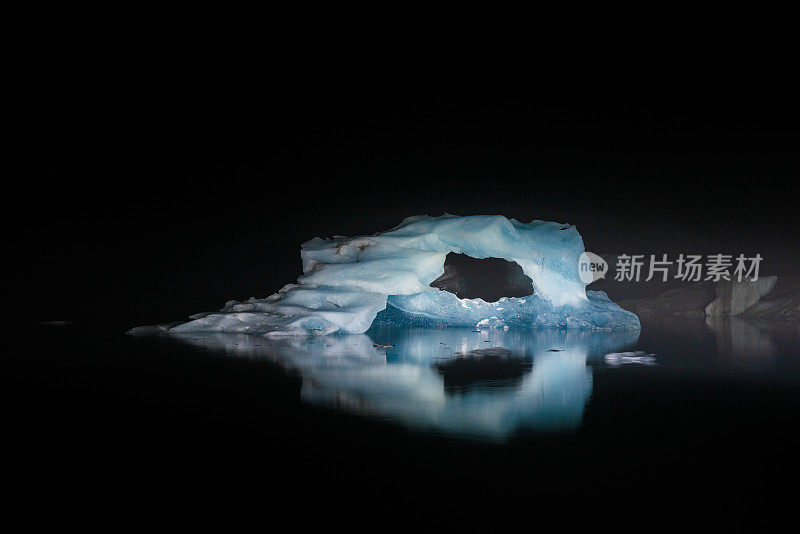 浮冰在Jökulsárlón冰川泻湖冰岛夜间