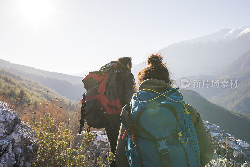 徒步穿越高山试验