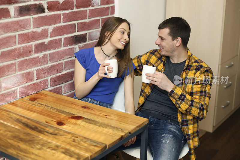 年轻夫妇喝咖啡