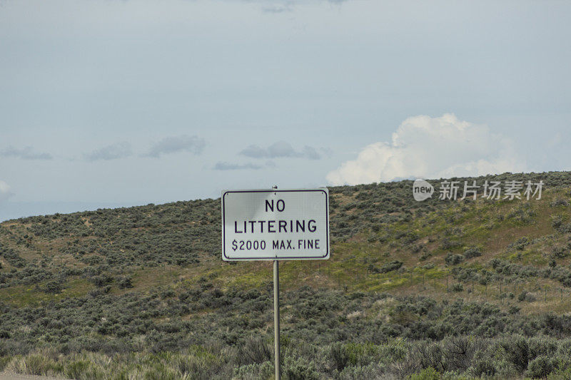 在美国犹他州和内华达州之间的高速公路上，禁止乱扔垃圾和良好的交通标志