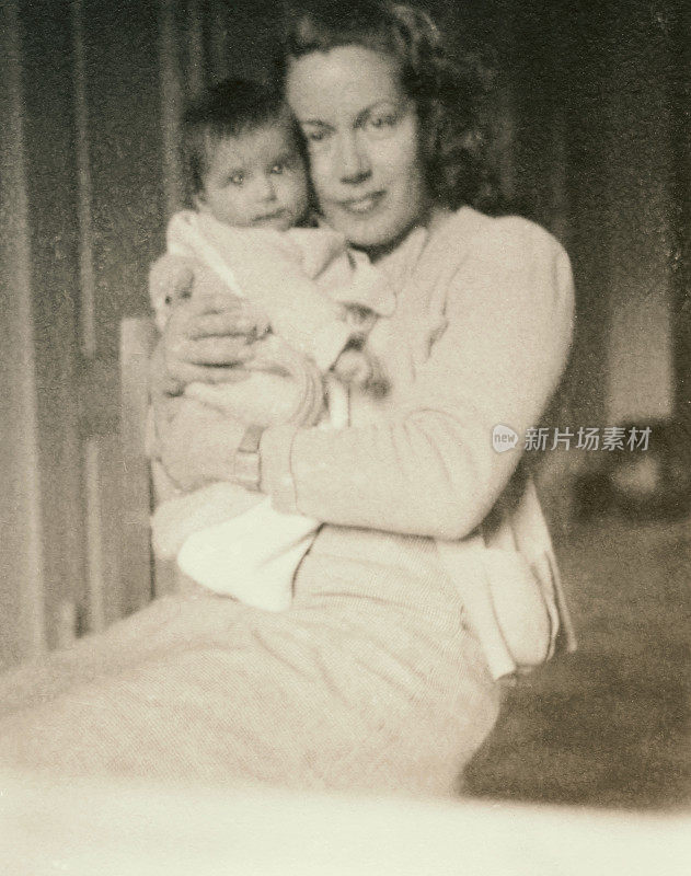 1948年，年轻的母亲带着她的孩子