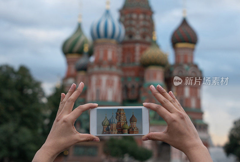 游客在莫斯科拍摄圣瓦西里大教堂