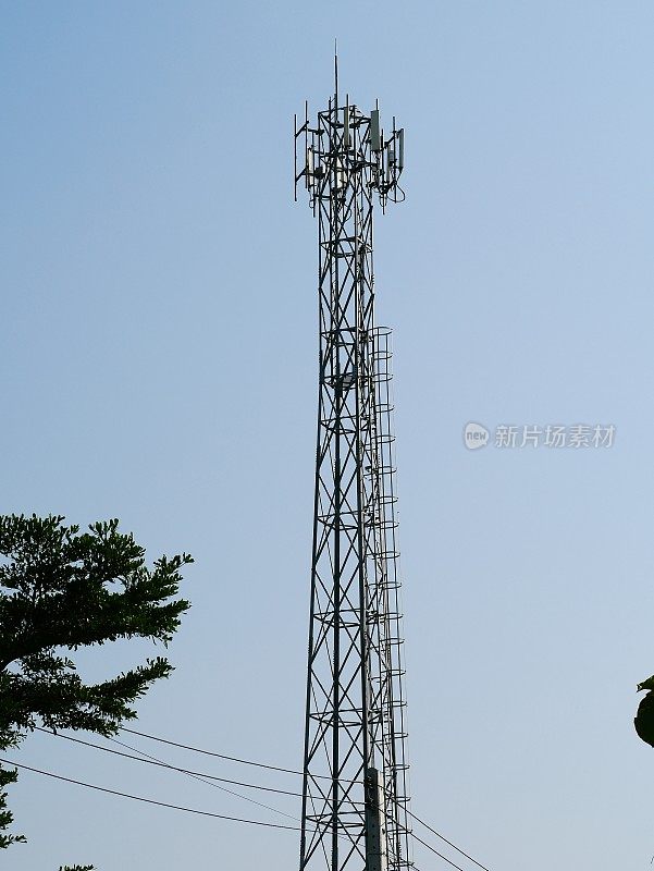 蓝天上的手机发射塔或手机发射塔