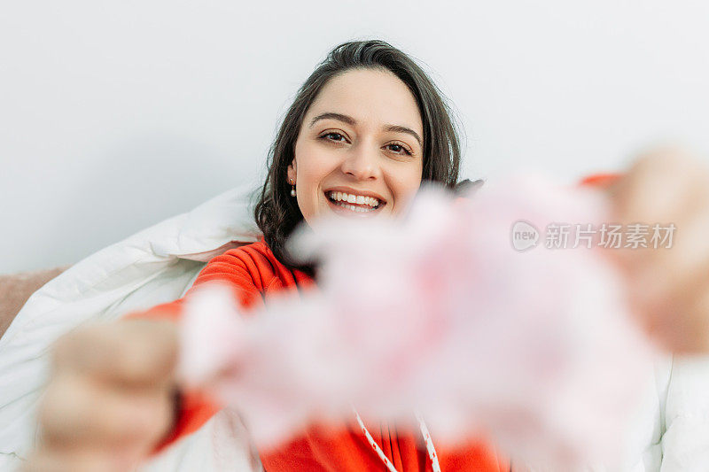 年轻女子在沙发上吃棉花糖