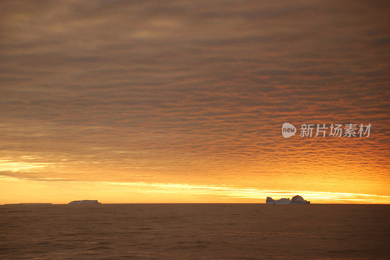 漂浮的冰山和南极洲的夕阳