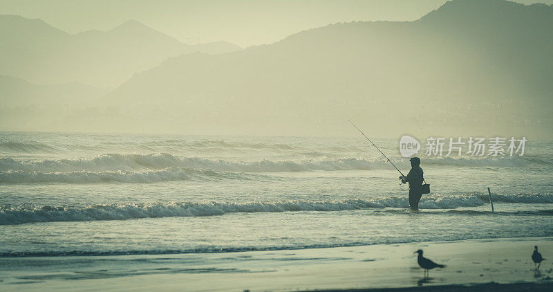 孤独的渔夫冲浪铸造