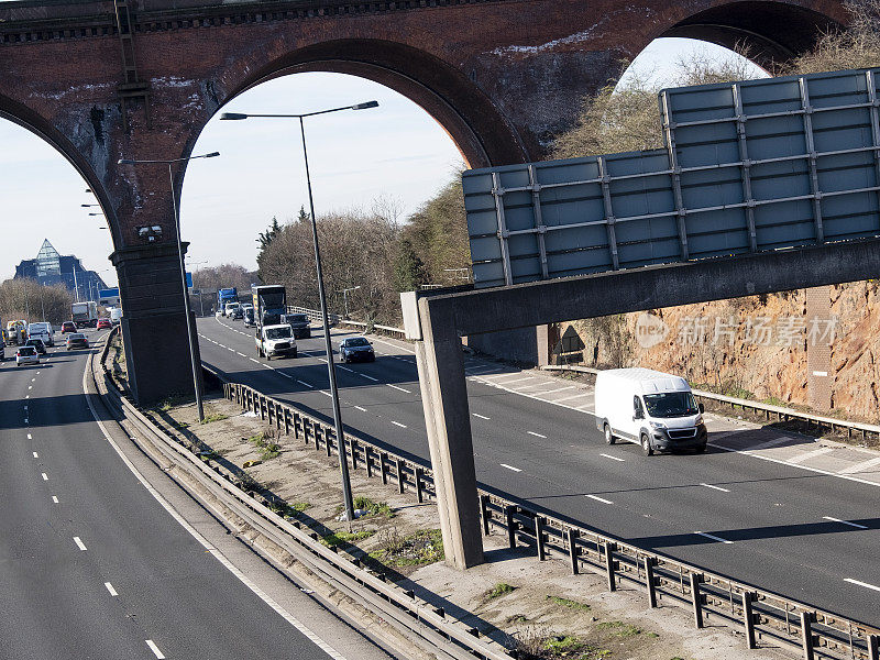 英国高速公路上的白色面包车