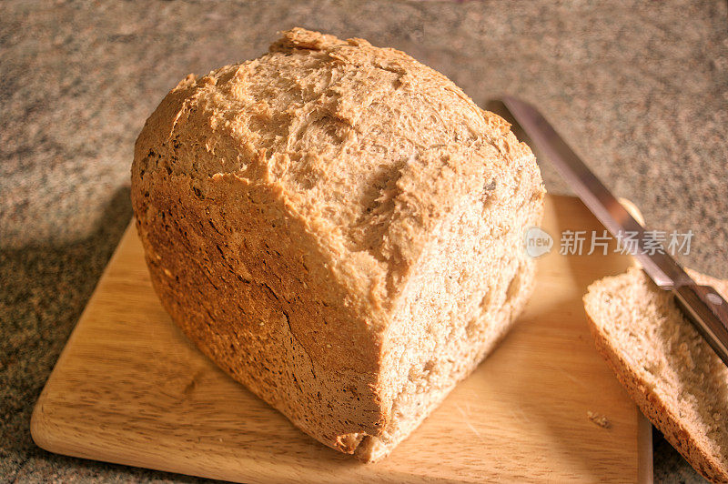 第一片新鲜出炉的脆皮面包