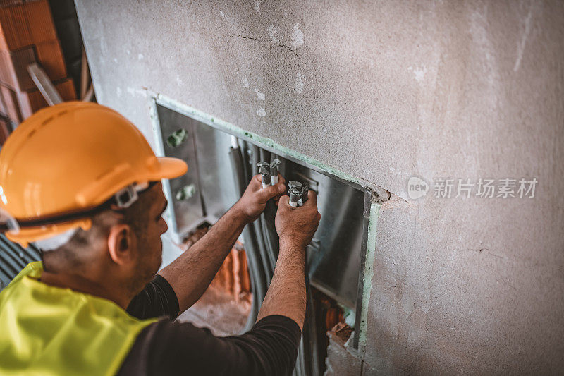 维修工程师正在建筑工地内工作