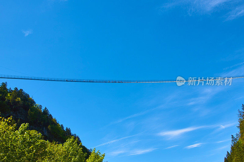 悬崖上的吊桥。蓝天，人正站。德国,highline179。