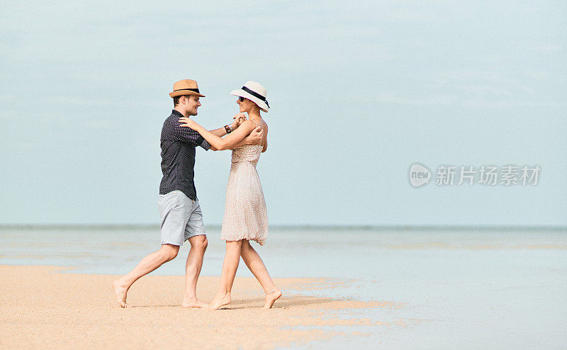 在海边的沙滩上跳舞