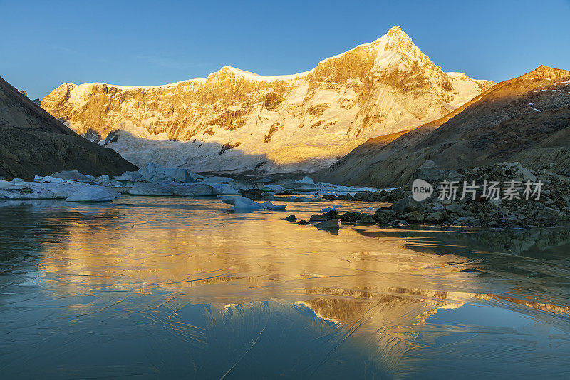 黎明时分，圣洛伦佐山东脸倒映在冰湖上