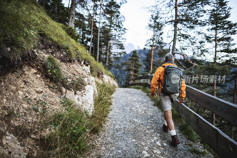 老人在山林中徒步旅行