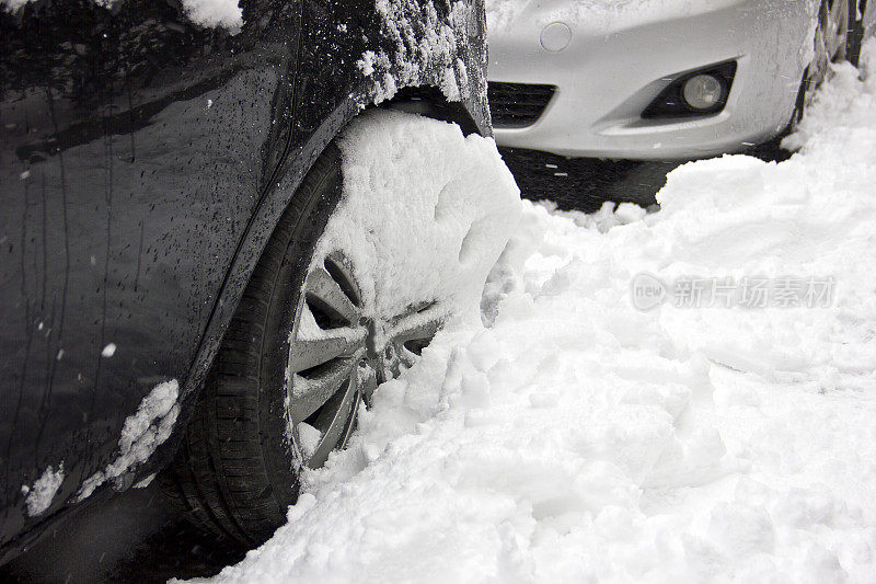 雪下的汽车