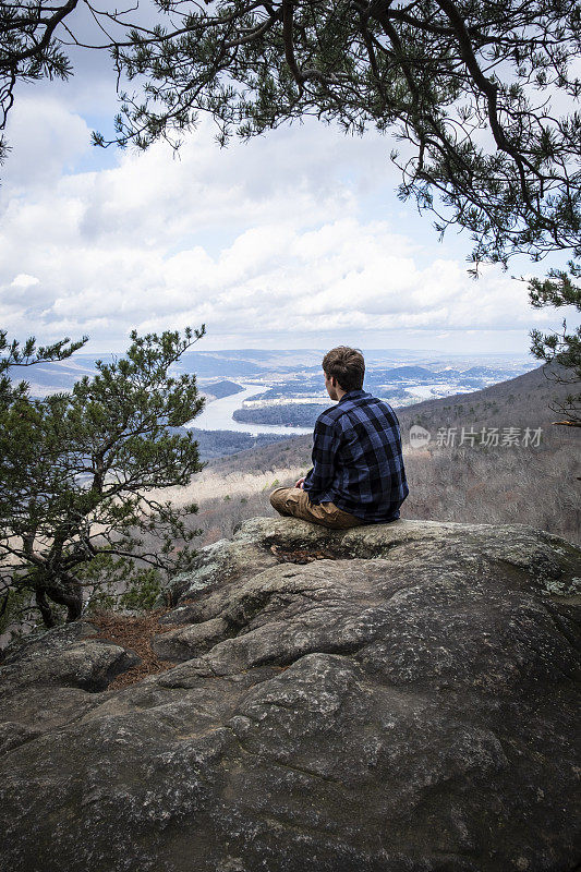 年轻人欣赏观景山