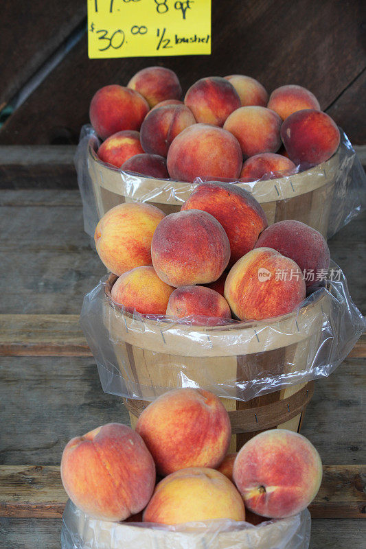 一篮子桃子在农贸市场出售