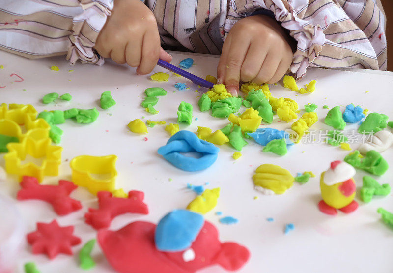 孩子的手玩彩色造型材料或橡皮泥