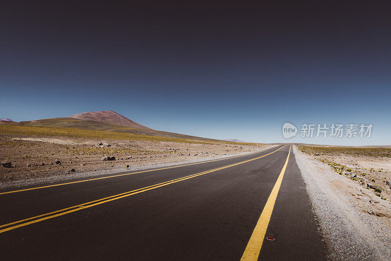 阿塔卡马沙漠的山路风景