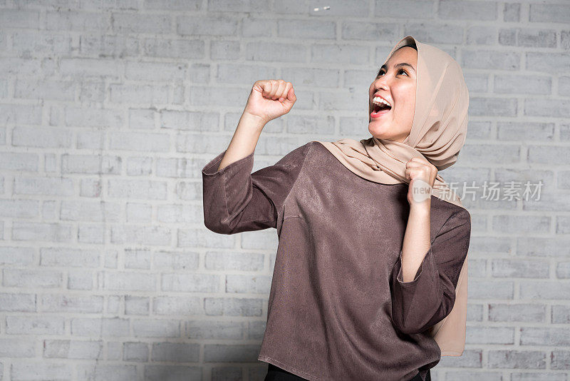 马来西亚妇女庆祝好消息