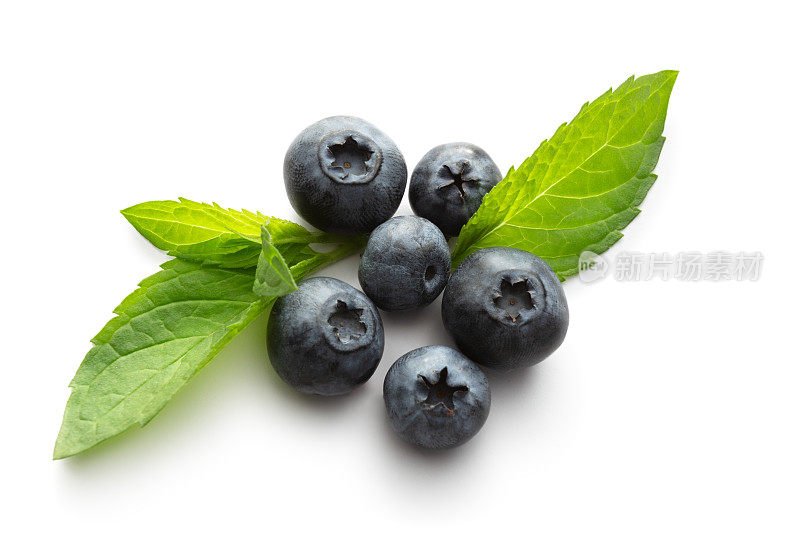水果:蓝莓和薄荷孤立的白色背景