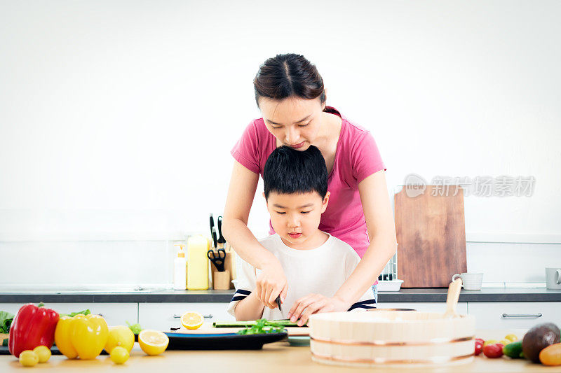 亚洲男孩学习准备食物做寿司卷