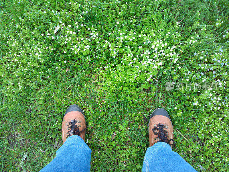 脚踩在草地上。