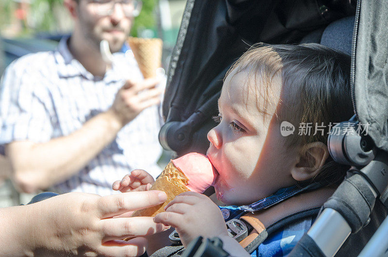 小男孩在吃冰淇淋