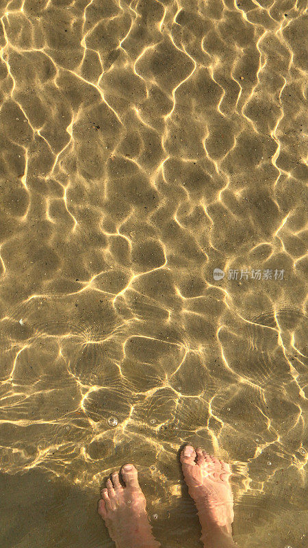 白色的英国人的脚在水晶清澈的绿松石平静的海水涟漪图案与金色的海滩沙脊可见在海底像海岸沙漠沙丘水下涟漪形状，反射，影子，海滨夏天的太阳，海滩度假