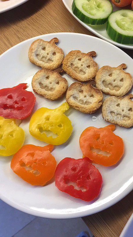 儿童万圣节主题的派对食品创意，杰克灯红色，黄色和橙色甜椒和面包形状的饼干切割机