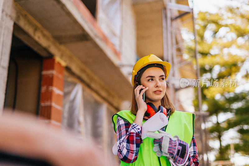 在建筑工地工作的蓝领妇女