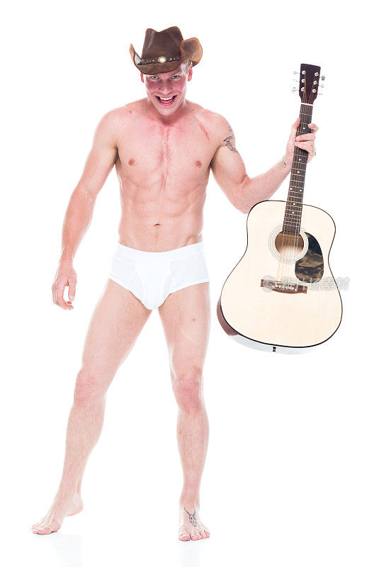 赤裸的牛仔在弹吉他