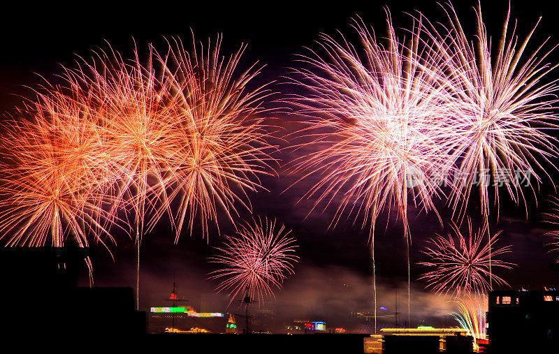 夜空焰火表演，庆祝新年的到来