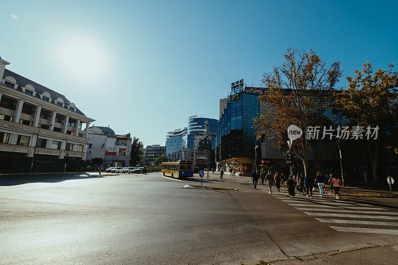 城市街道上挤满了商务人士，多民族人群通勤