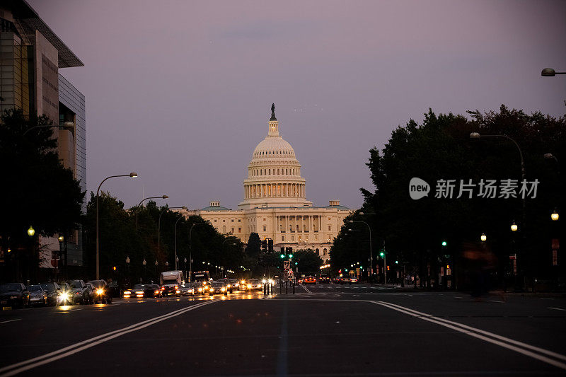 美国国会大厦在宾夕法尼亚大道街景