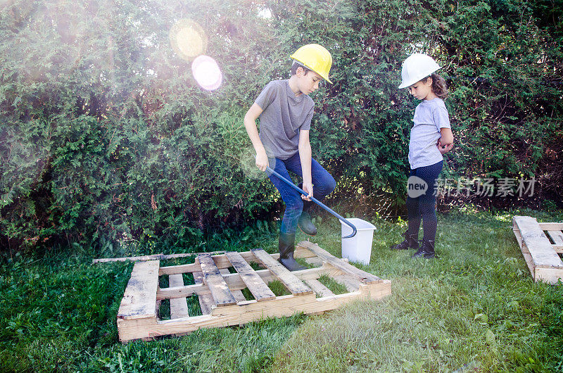 两个孩子在玩木托盘