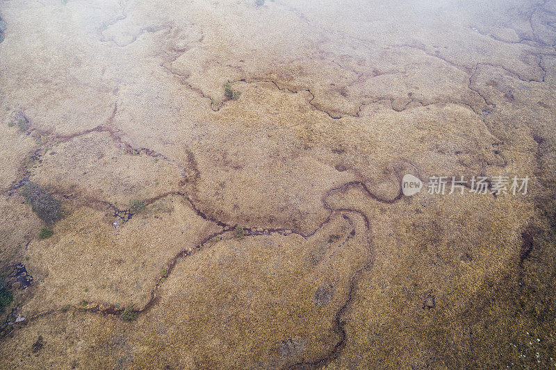 大自然的荣耀。鸟瞰美丽的山川河床格局。抽象的背景。