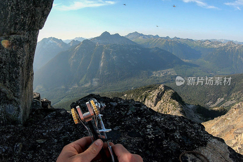 登山者登山前要检查装备