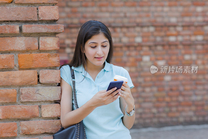 印度女青年大学生的印度民族股票照片