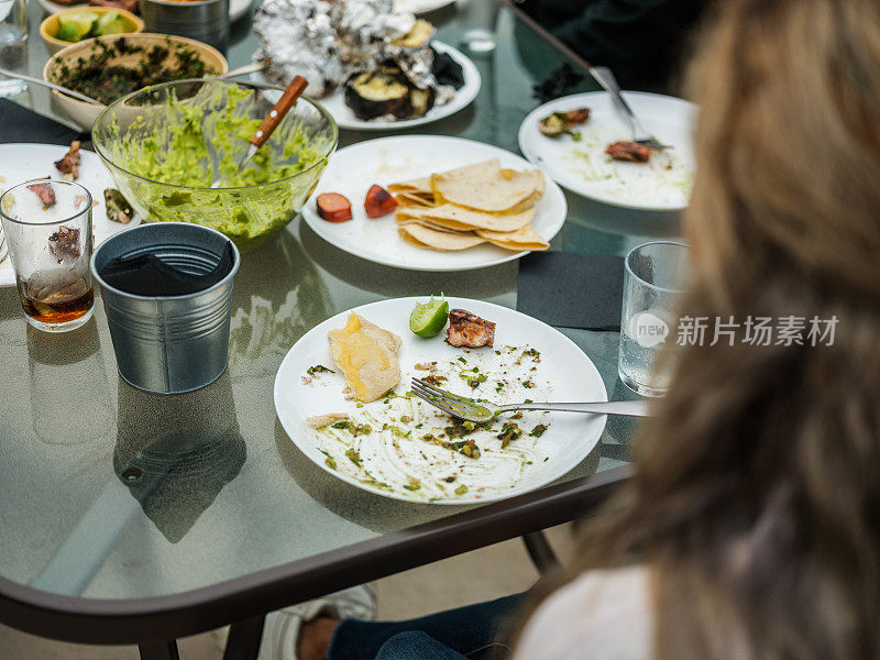 桌上有剩饭剩菜