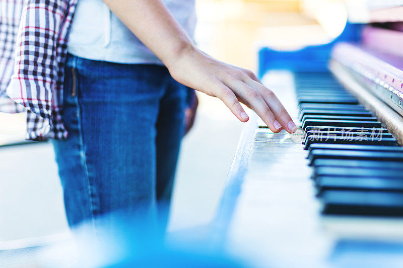 Z一代金发少女在户外弹钢琴