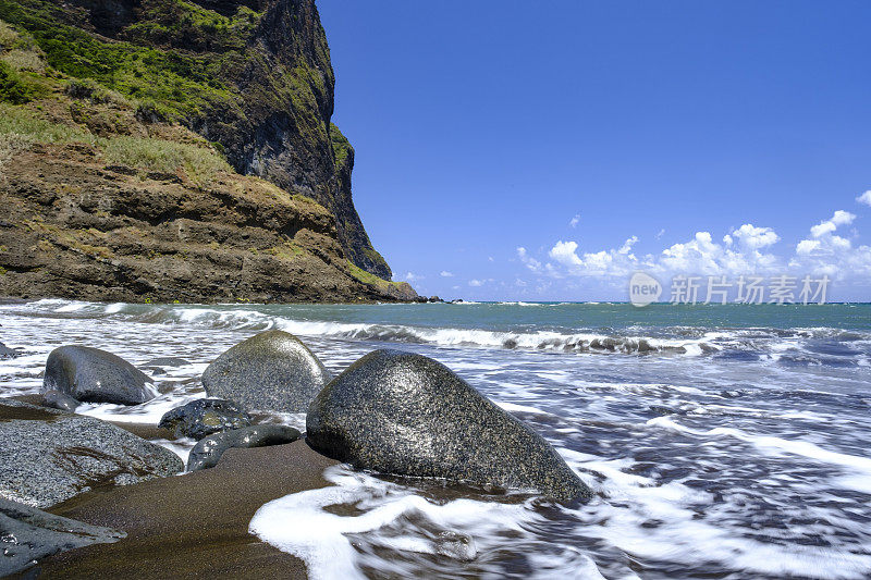 海浪冲击着马德拉岛海岸的波尔图达克鲁兹海滩